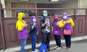 anggota DPRD Jawa Barat, Iwan Suryawan saat membagikan paket sembako di Kelurahan Empang, Kecamatan Bogor Selatan