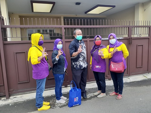 anggota DPRD Jawa Barat, Iwan Suryawan saat membagikan paket sembako di Kelurahan Empang, Kecamatan Bogor Selatan