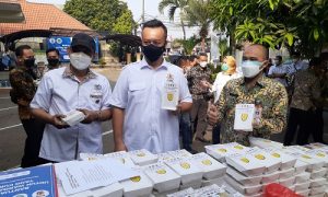 Kadin Kota Bogor berbagi makanan siap saji di Kecamatan Tanah Sareal, Jumat (13/8/2021).
