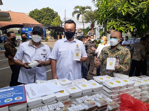 Kadin Kota Bogor berbagi makanan siap saji di Kecamatan Tanah Sareal, Jumat (13/8/2021).