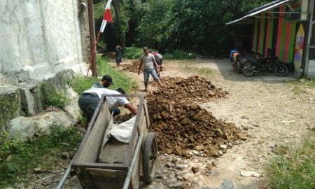 Warga masyarakat Kampung Pondok RT 03 RW 01 Desa Pondok Udik, Kecamatan Kemang lebih memilih giat kerja bakti perbaikan jalan dalam rangka memperingati HUT Kemerdekaan RI.