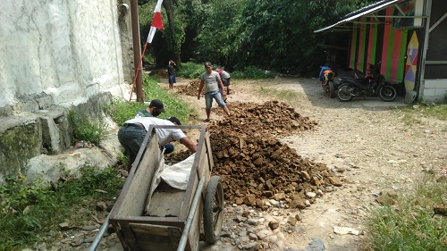 Warga masyarakat Kampung Pondok RT 03 RW 01 Desa Pondok Udik, Kecamatan Kemang lebih memilih giat kerja bakti perbaikan jalan dalam rangka memperingati HUT Kemerdekaan RI.