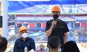 Wakil Walikota Bogorelakukan peletakan batu pertama revitalisasi pasar Tanah Baru. Foto : Adam Fawara