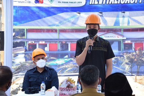 Wakil Walikota Bogorelakukan peletakan batu pertama revitalisasi pasar Tanah Baru. Foto : Adam Fawara