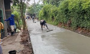 Warga tiga kampung di tiga RW Desa Tegal tak lama lagi akan menikmati jalan mulus, karena adanya pembangunan infrastruktur Samisade