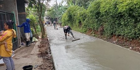 Warga tiga kampung di tiga RW Desa Tegal tak lama lagi akan menikmati jalan mulus, karena adanya pembangunan infrastruktur Samisade