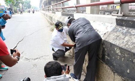 Ketua DPRD Kita Bogor, Atang Trisnanto tinjau jalan Sholeh Iskandar /Sholis yang amblas