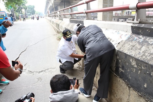 Ketua DPRD Kita Bogor, Atang Trisnanto tinjau jalan Sholeh Iskandar /Sholis yang amblas