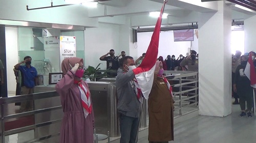 peserta vaksinasi di gedung DPRD Kota Bogor ikuti upacara bendera