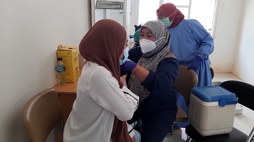 Generasi muda di Kecamatan Rumpin tampak antusias mengikuti vaksinasi Covid-19 yang diadakan di Puskesmas Cicangkal.