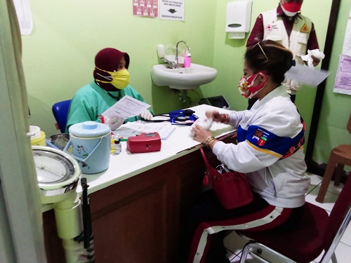 Sekretaris DPD Nasdem Kota Bogor saat meninjau donor darah di UTD PMI Kota Bogor