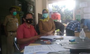 Satgas Covid 19 tampak kompak bekerja dan berkoordinasi dalam pelaksanaan giat vaksinasi massal covid di halaman kantor Kecamatan Ciseeng yang dilakukan setiap hari Senin, Selasa, Rabu dan Kamis.
