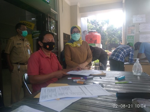 Satgas Covid 19 tampak kompak bekerja dan berkoordinasi dalam pelaksanaan giat vaksinasi massal covid di halaman kantor Kecamatan Ciseeng yang dilakukan setiap hari Senin, Selasa, Rabu dan Kamis.
