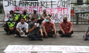 Anggota Komisi 1 DPRD Provinsi Jawa Barat, Rafael Situmorang saat menerima unjuk rasa dari Gerakan Mahasiswa (Gema) Petani Indonesia dalam peringatan Hari Tani Nasional 2021 di Depan Kantor DPRD Provinsi Jawa Barat, Jl. Diponegoro, Kota Bandung, Jumat, (24/9/2021). Foto: Dian Refino/ Humas DPRD Jabar