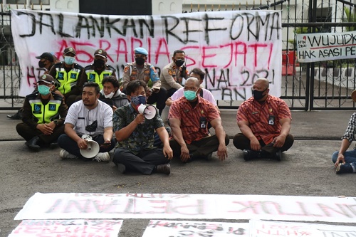 Anggota Komisi 1 DPRD Provinsi Jawa Barat, Rafael Situmorang saat menerima unjuk rasa dari Gerakan Mahasiswa (Gema) Petani Indonesia dalam peringatan Hari Tani Nasional 2021 di Depan Kantor DPRD Provinsi Jawa Barat, Jl. Diponegoro, Kota Bandung, Jumat, (24/9/2021). Foto: Dian Refino/ Humas DPRD Jabar