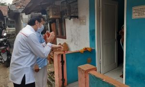 Anggota DPRD Kota Bogor, Mardiyanto saat mengunjungi rumah ibu Sukarsih di RW 07 Kelurahan Cikaret, Kecamatan Bogor Selatan