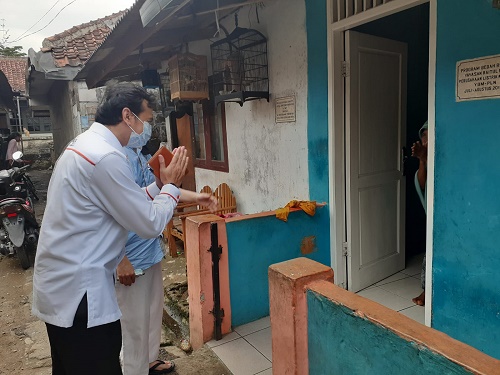 Anggota DPRD Kota Bogor, Mardiyanto saat mengunjungi rumah ibu Sukarsih di RW 07 Kelurahan Cikaret, Kecamatan Bogor Selatan