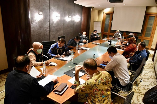 Rapat Internal Pimpinan dan Anggota Bapemperda DPRD Jabar bersama Biro Hukum dan HAM Pemerintah Provinsi Jawa Barat terkait dengan Persetujuan Perwakilan Fraksi - Fraksi untuk Pembahasan 6 Usulan Ranperda Pemerintah Provinsi Jawa Barat di DKI Jakarta, Kamis (2/9/2021).