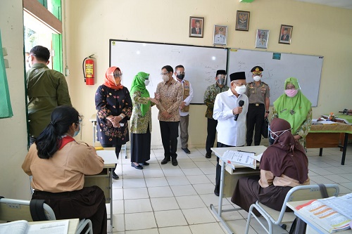 Ade Yasin dan Nadiem Dampingi Wapres Tinjau PTM di SMPN 1 CIteureup dan Vaksinasi Covid-19 di SMK Kesehatan Annisa