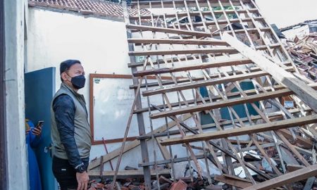 Wali Kota Bogor Bima Arya meninjau Sekolah Dasar Negeri (SDN) Otista yang atapnya di beberapa ruangan kelas ambruk, Jumat (17/9/2021)