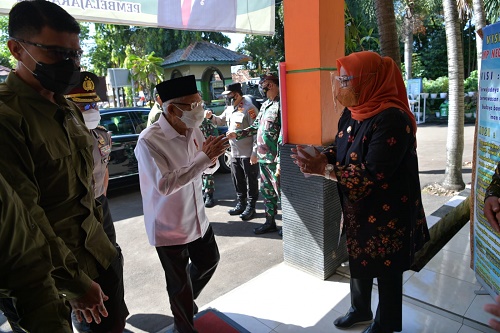 ade yasin dampingi ma'ruf amin tinjau vaksinasi