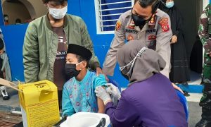santri ponpes Daarul Uluum Bogor saat disuntik vaksin