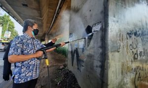 Wakil Wali Kota Bogor bersihkan grafiti di jalan Soleh Iskandar.