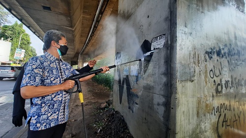 Wakil Wali Kota Bogor bersihkan grafiti di jalan Soleh Iskandar.
