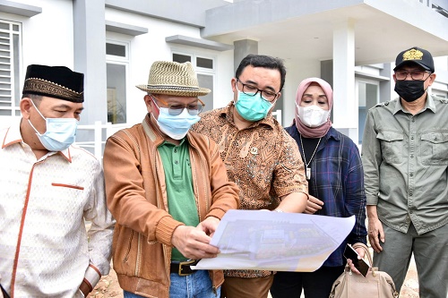 Pimpinan dan Anggota Komisi IV DPRD Jabar Meninjau langsung Apartemen Transit di Desa cilandak, Kabupaten Purwakarta . foto : Farhat Mumtaz / Humas DPRD Jabar.