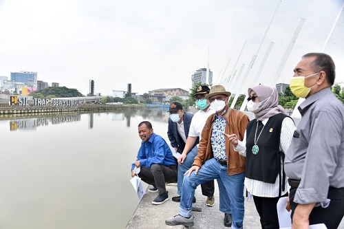 Komisi IV DPRD Jabar Meninjau Langsung Proyek Revitalisasi Sungai Kalimalang Tahap II . Senin 20 September 2021. Foto : Farhat Mumtaz / Humas DPRD Jabar.