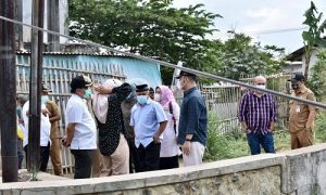 Pimpinan dan Anggota Komisi IV DPRD Jabar Meninjau Langsung Kondisi Jalan dan Jembatan yang retak Di Dayeuh Kolot, Kabupaten Bandung didampingi UPTD Pengelolaan Jalan dan Jembatan Wilayah III . Senin 6 September 2021. Foto : Farhat Mumtaz / Humas DPRD Jabar.