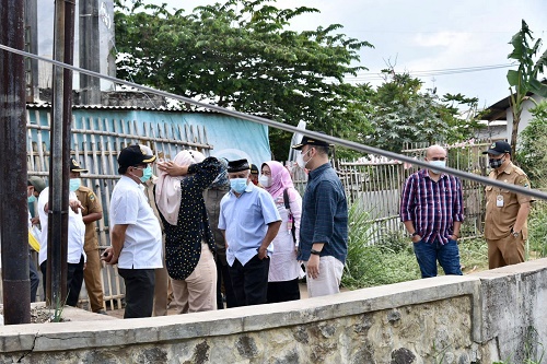 Pimpinan dan Anggota Komisi IV DPRD Jabar Meninjau Langsung Kondisi Jalan dan Jembatan yang retak Di Dayeuh Kolot, Kabupaten Bandung didampingi UPTD Pengelolaan Jalan dan Jembatan Wilayah III . Senin 6 September 2021. Foto : Farhat Mumtaz / Humas DPRD Jabar.