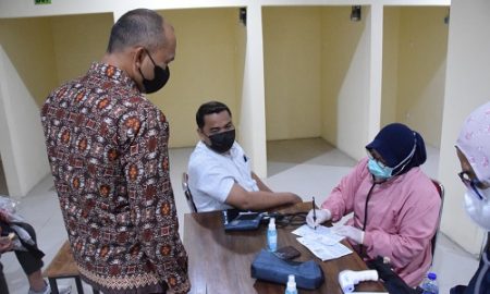 Kegiatan vaksinasi di Pasar Kebon Kembang Blok F pada Jumat (24/9/2021)