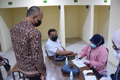 Kegiatan vaksinasi di Pasar Kebon Kembang Blok F pada Jumat (24/9/2021)