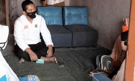 anggota DPRD Kota Bogor dari Fraksi PKS Angga Alan saat menemui warga korban renternir