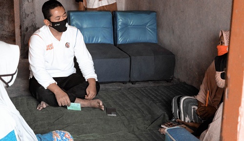 anggota DPRD Kota Bogor dari Fraksi PKS Angga Alan saat menemui warga korban renternir