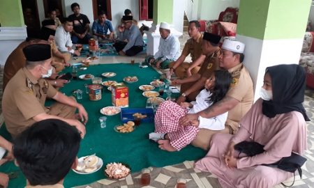 Paguyuban Kades se Kecamatan Rumpin menyerahkan bantuan untuk pondok pesantren salafiah di Kampung Babakan Kebon Cau Desa Kertajaya, yang beberapa waktu lalu mengalami musibah kebakaran.