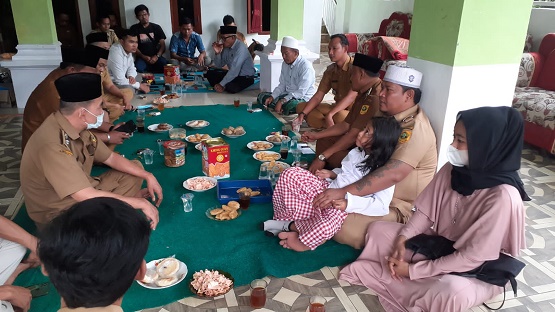 Paguyuban Kades se Kecamatan Rumpin menyerahkan bantuan untuk pondok pesantren salafiah di Kampung Babakan Kebon Cau Desa Kertajaya, yang beberapa waktu lalu mengalami musibah kebakaran.