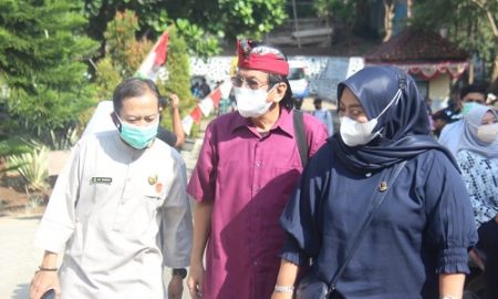 Anggota Komisi V DPRD Provinsi Jawa Barat, Dessy Susilawati dan Rudi Harsa Tanaya, melakukan kunjungan pemantauan kesiapan Pembelajaran Tatap Muka (PTM), serta melakukan peninjauan Vaksinasi bagi Siswa/Siswi di SMKN 2 Cimahi , Kota Cimahi. (Jumat, 3/9/2021). Foto : Rizky Ramdhani/Humas DPRD Jabar