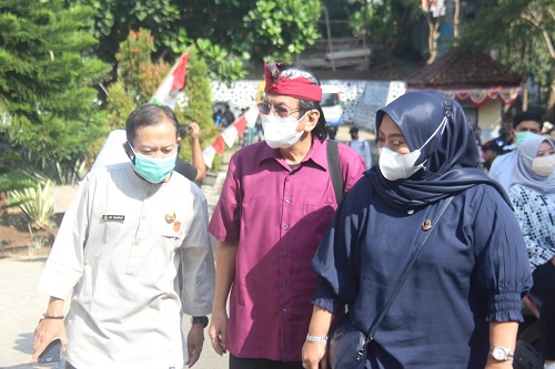 Anggota Komisi V DPRD Provinsi Jawa Barat, Dessy Susilawati dan Rudi Harsa Tanaya, melakukan kunjungan pemantauan kesiapan Pembelajaran Tatap Muka (PTM), serta melakukan peninjauan Vaksinasi bagi Siswa/Siswi di SMKN 2 Cimahi , Kota Cimahi. (Jumat, 3/9/2021). Foto : Rizky Ramdhani/Humas DPRD Jabar
