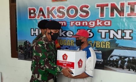Komando Garnisun Tetap II/Bandung memberikan paket sembako secara simbolis kepada masyarakat terdampak Covid-19.