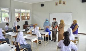 Komisi V DPRD Provinsi Jawa Barat, melakukan kunjungan monitoring realisasi pelaksanaan vaksin serta meninjau kesiapan Pembelajaran Tatap Muka (PTM) di SMA Negeri 2 Lembang,