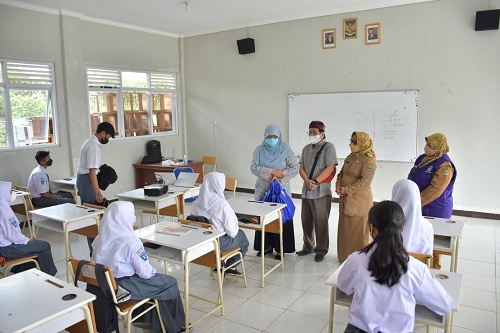 Komisi V DPRD Provinsi Jawa Barat, melakukan kunjungan monitoring realisasi pelaksanaan vaksin serta meninjau kesiapan Pembelajaran Tatap Muka (PTM) di SMA Negeri 2 Lembang,