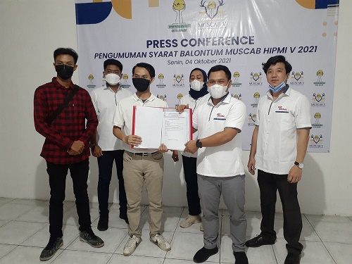 Balontum HIPMI Kota Bogor periode 2021-2024 Marwan Suherwan serahkan formulir dan persyaratan Caketum HIPMI Kota Bogor