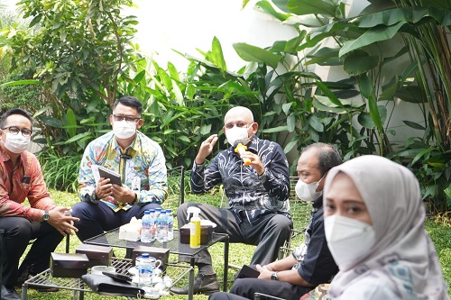 Pimpinan dan Anggota Badan Anggaran DPRD Provinsi Jawa Barat melaksanakan kunjungan kerja ke Bank BJB Kantor Cabang Kota Cimahi dalam rangka pembahasan RKUA PPAS TA 2022. Senin, (4/9/21). Foto : Fahmi dan Dian / Humas DPRD Jabar.