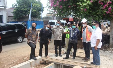 Anggota Komisi IV DPRD Provinsi Jawa Barat melaksanakan kunjungan kerja ke Kota Depok dalam rangka meninjau jalan Provinsi yang terletak di wilayah Kalimulya