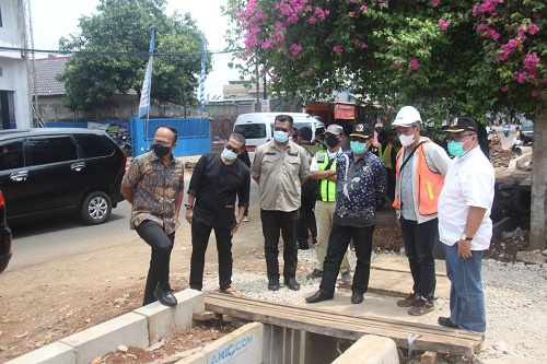 Anggota Komisi IV DPRD Provinsi Jawa Barat melaksanakan kunjungan kerja ke Kota Depok dalam rangka meninjau jalan Provinsi yang terletak di wilayah Kalimulya
