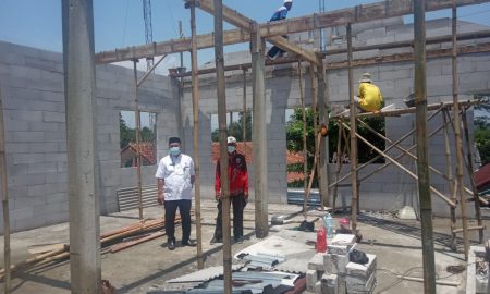 Ket. Foto : ~ Hasanudin, Kepala Desa Cibentang saat menunjukan giat pembangunan ruang aula pertemuan desa yang anggaran pembiayaannya bersumber dari dana Banprov Jabar.