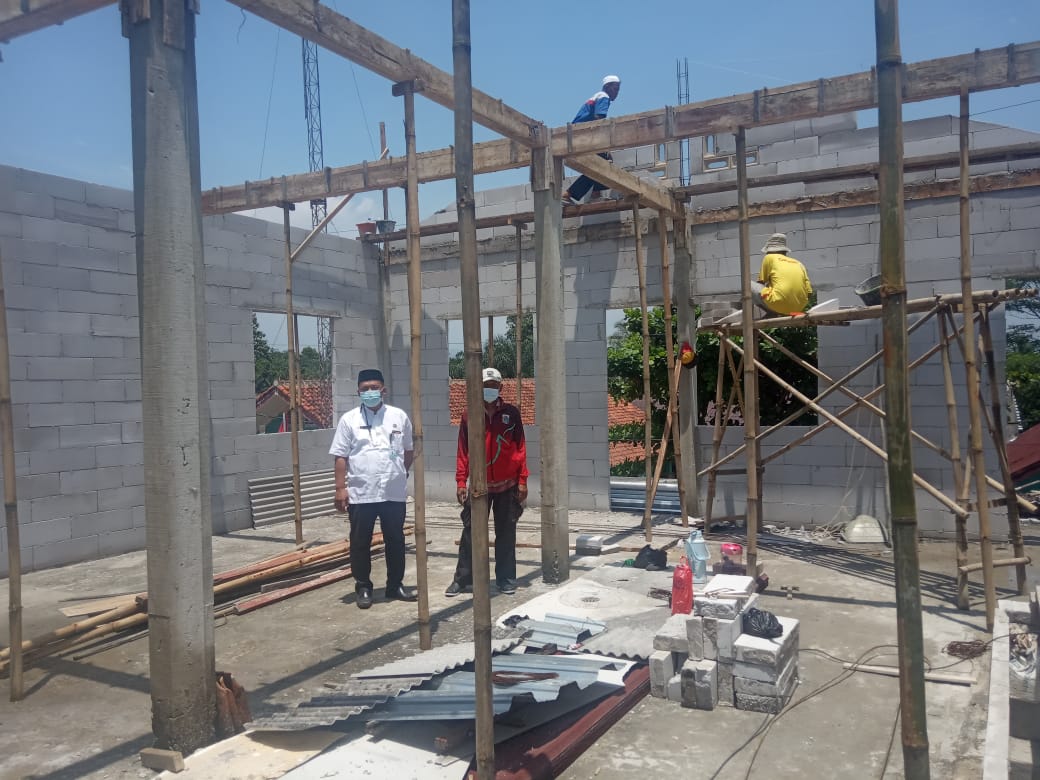 Ket. Foto : ~ Hasanudin, Kepala Desa Cibentang saat menunjukan giat pembangunan ruang aula pertemuan desa yang anggaran pembiayaannya bersumber dari dana Banprov Jabar.