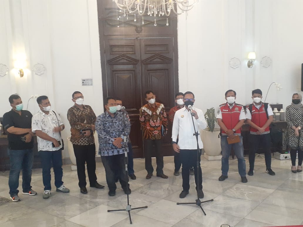 konferensi pers Wali Kota Bogor, Bima Arya bersama Perumda Tirta Pakuan dan PT Adhi Karya TBK di Balikota Bogor, Jumat (8/10/2021).